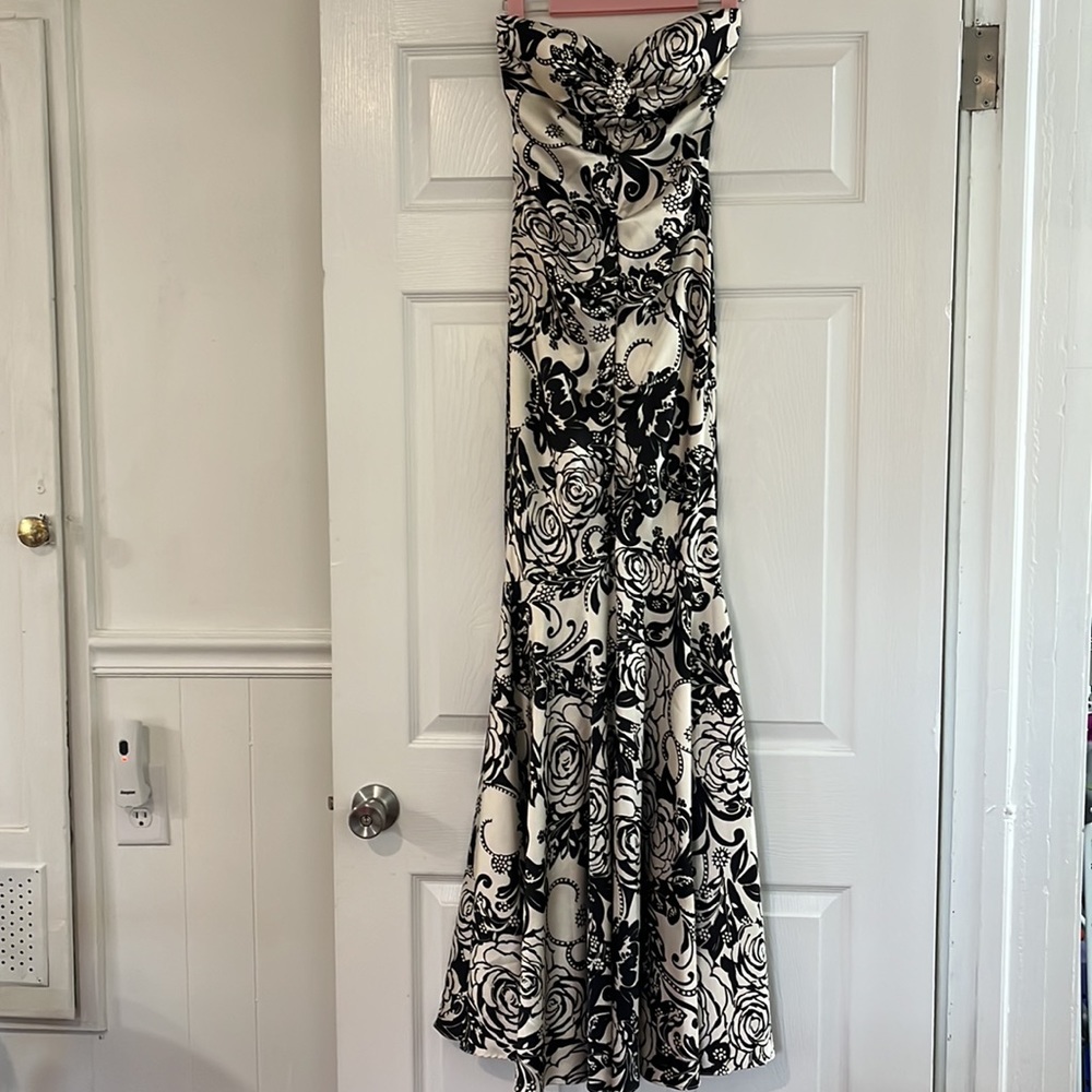 Black & White floral mermaid dress | Camille La Vie Women’s 2